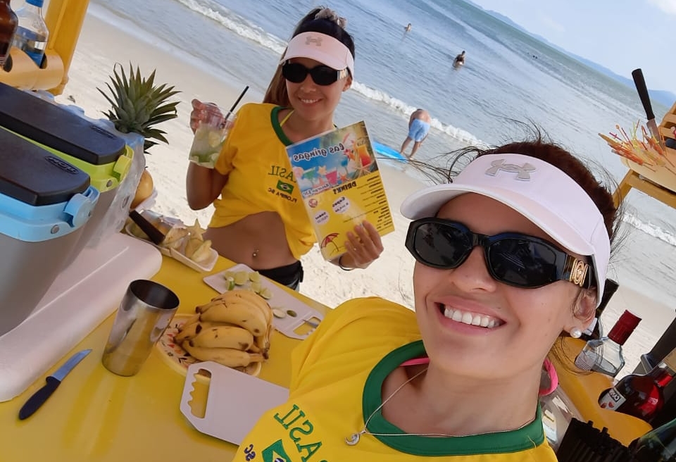 Son de Funes, se fueron a Brasil y la rompen en un chiringuito de la playa de Canasvieiras